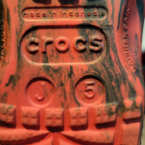 CROCS NWOT Red & Black Tie Dye Slip On Shoes Size Junior 5 Unisex - Picture 5 of 5